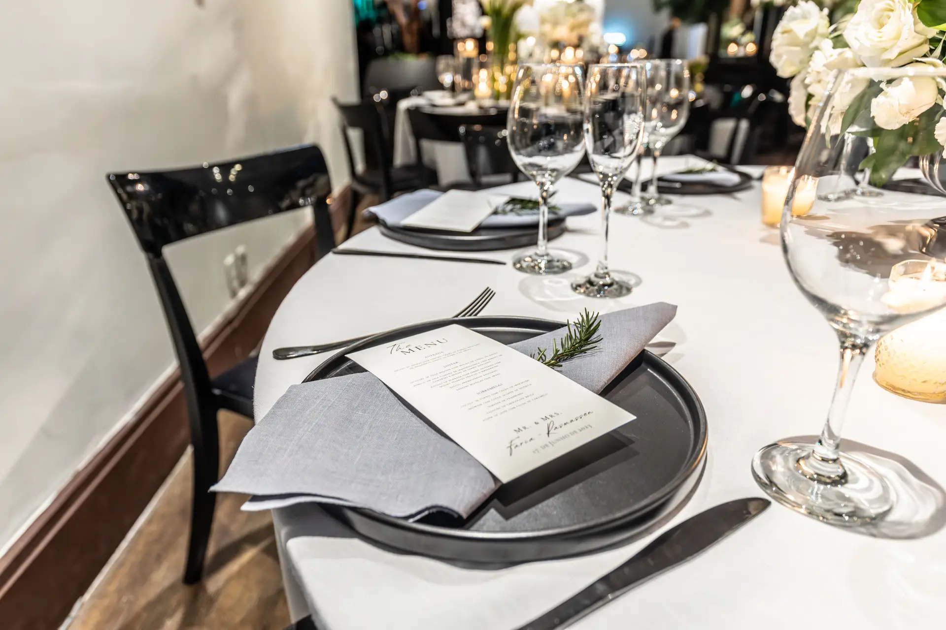 Elegáns borospoharak és menükártya egy rendezvényen